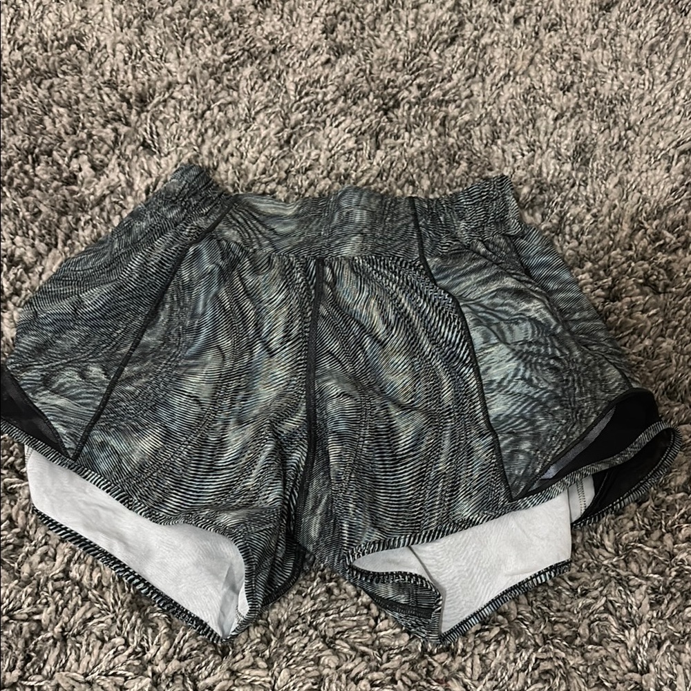 Lululemon 4 inch hotty hots